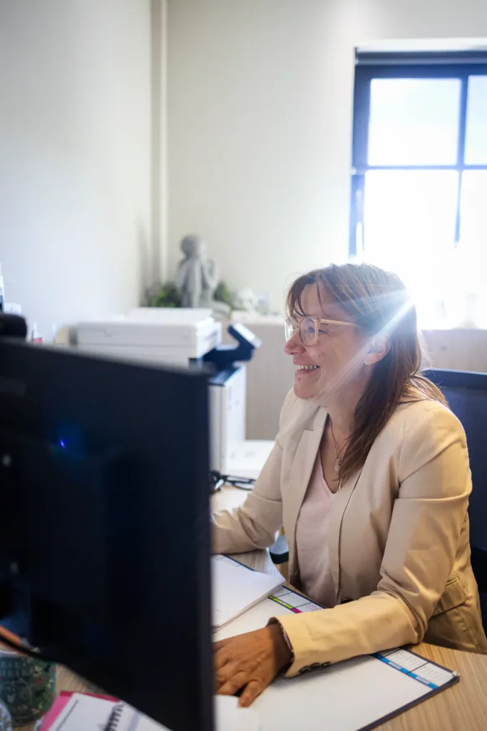 Portrait souriant d'une femme avec lunettes en pleine lumière